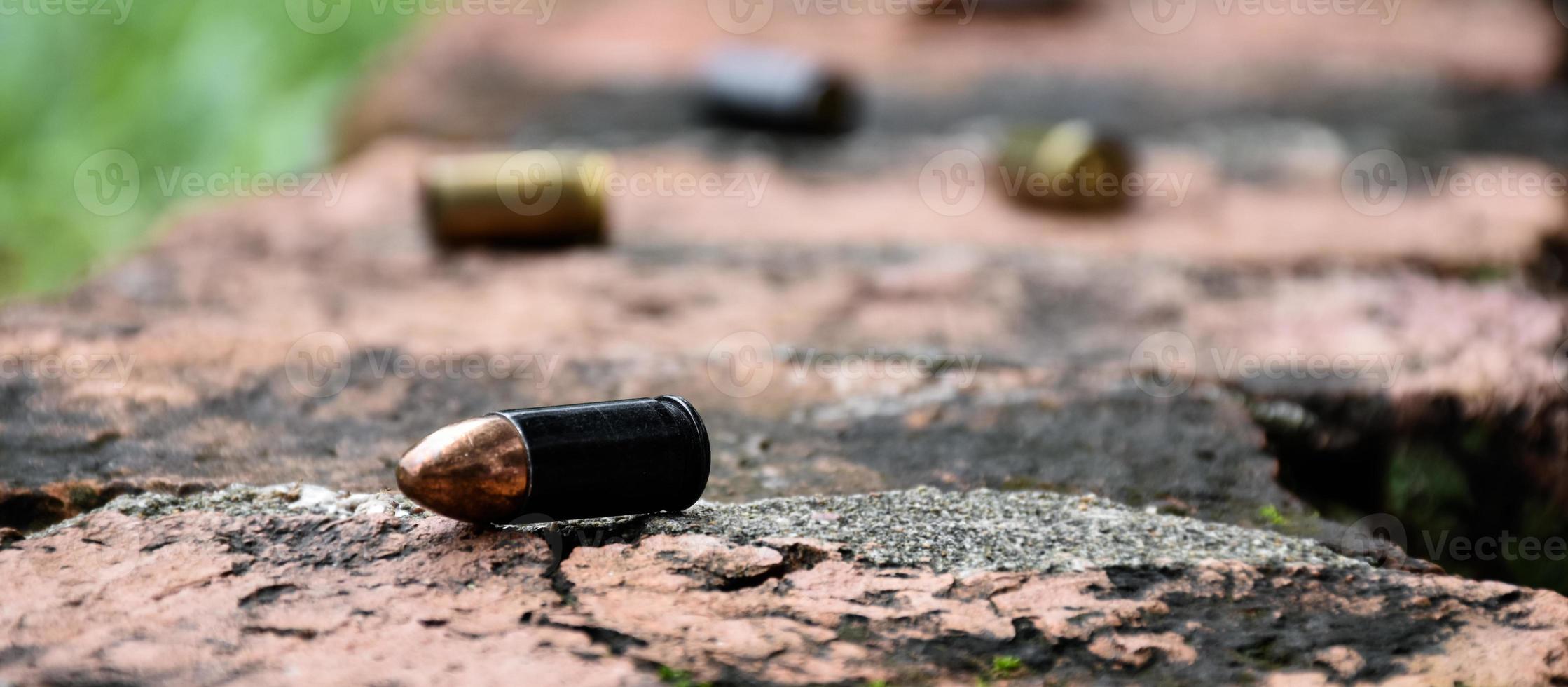 Projéteis de bala de pistola 9mm no chão de tijolos, foco suave e seletivo, conceito para buscar uma peça chave de evidência em um caso de assassinato na cena do crime. foto