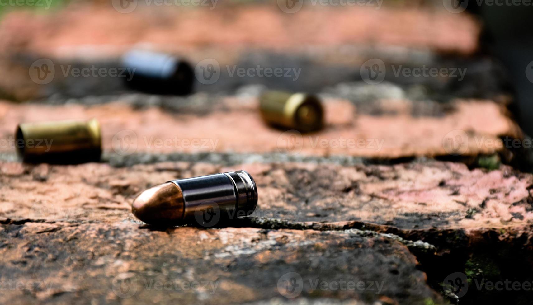 Projéteis de bala de pistola 9mm no chão de tijolos, foco suave e seletivo, conceito para buscar uma peça chave de evidência em um caso de assassinato na cena do crime. foto