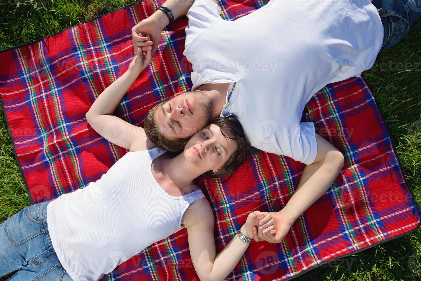 casal jovem romântico apaixonado juntos ao ar livre foto