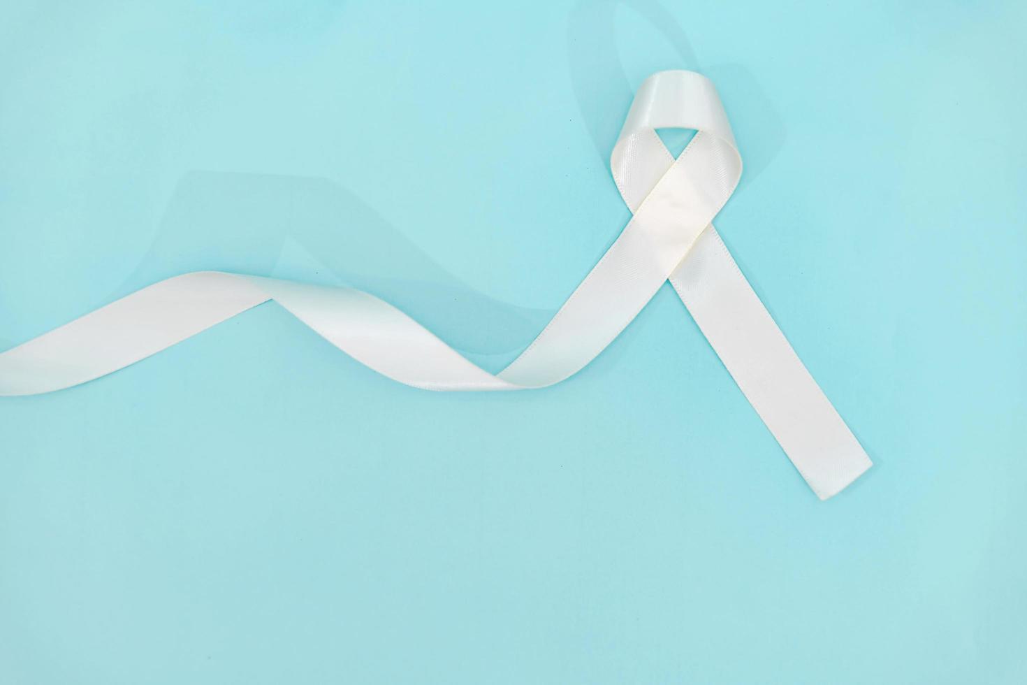 mês de conscientização do câncer de pulmão com fita branca. conceito de saúde e medicina. foto