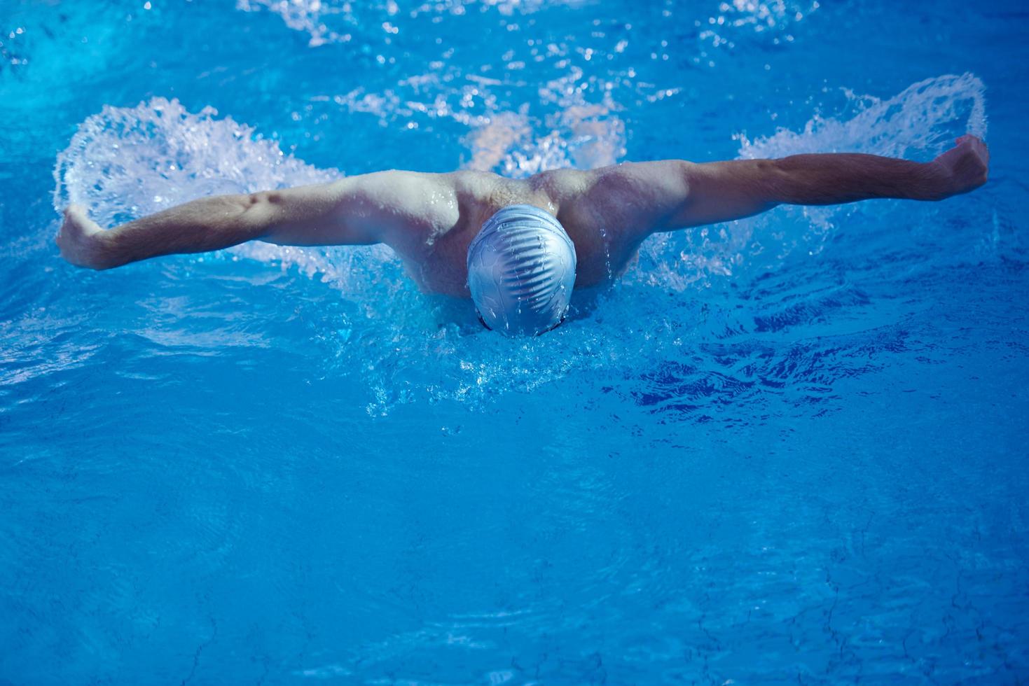 exercício de nadador na piscina coberta foto