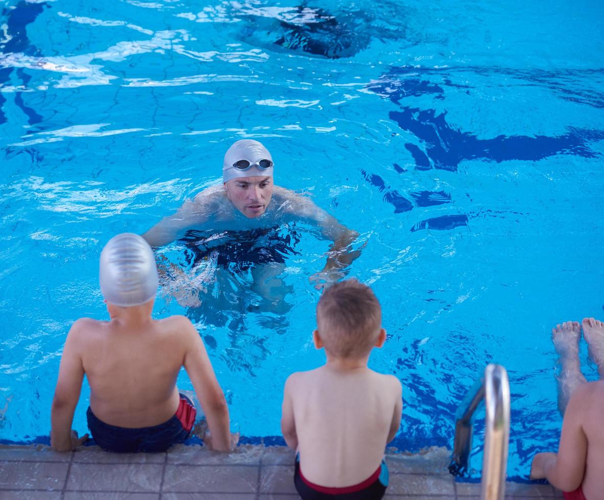 grupo infantil na aula de piscina foto