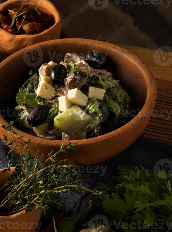 um tiro de close-up de uma salada gourmet georgiana em uma mesa de restaurante foto