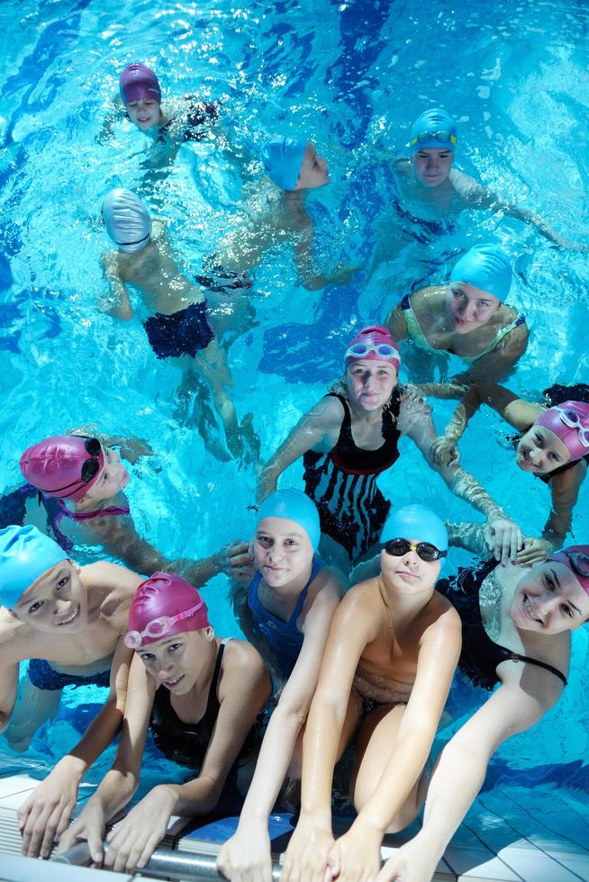 grupo de crianças felizes na piscina foto