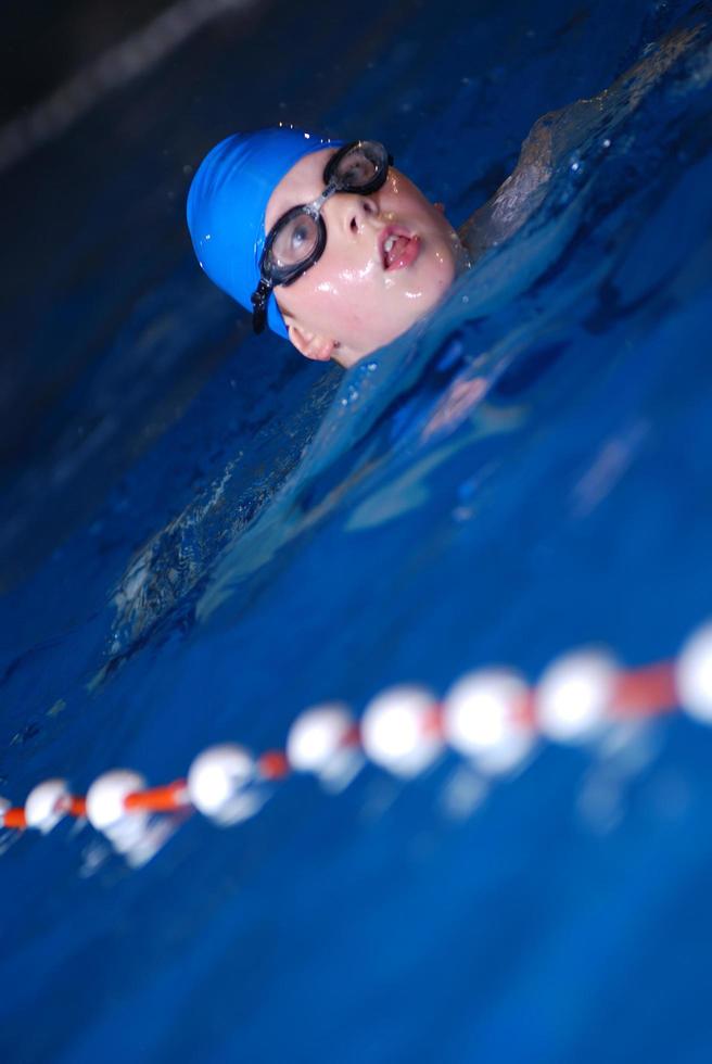 .menino na piscina foto