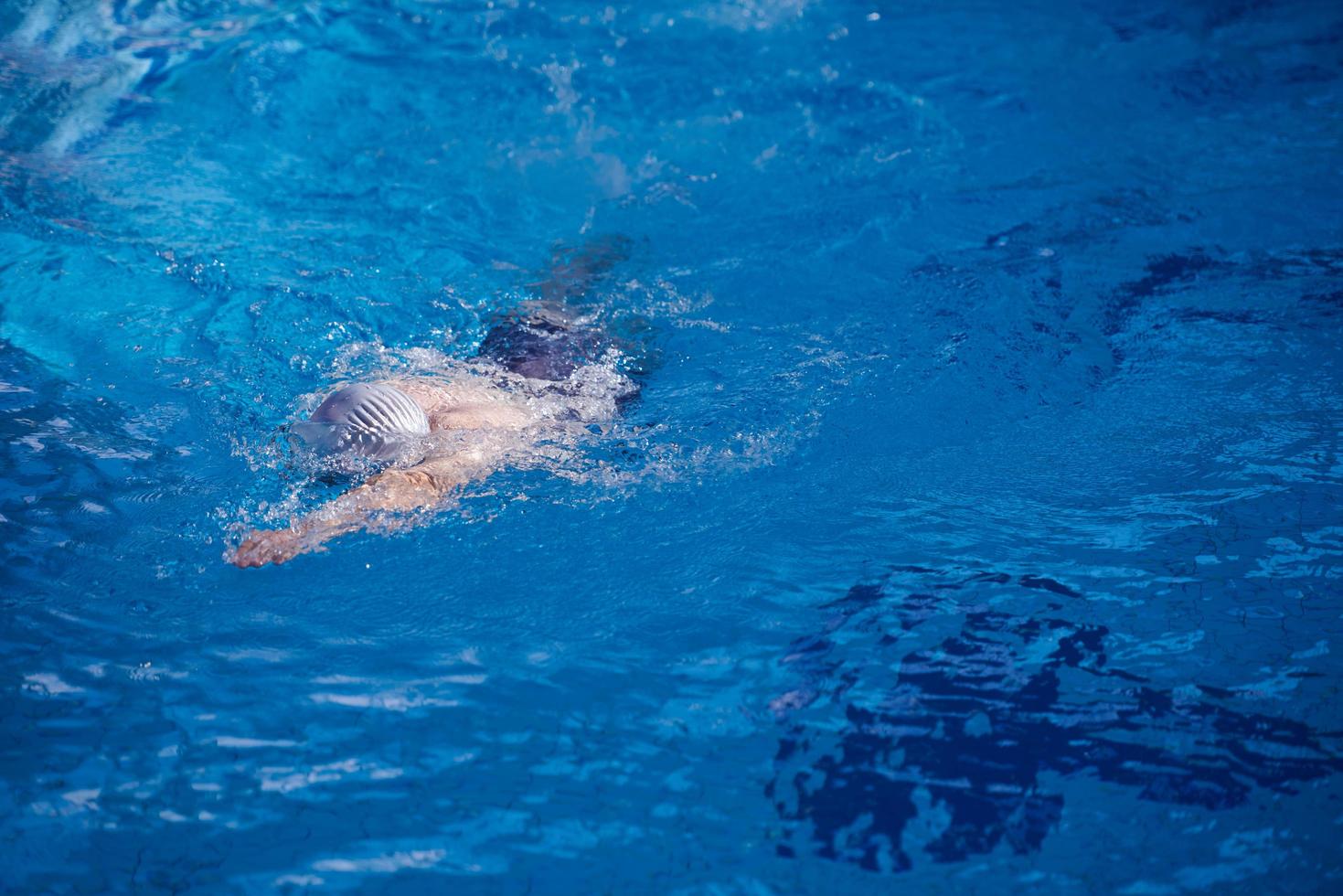 exercício de nadador na piscina coberta foto