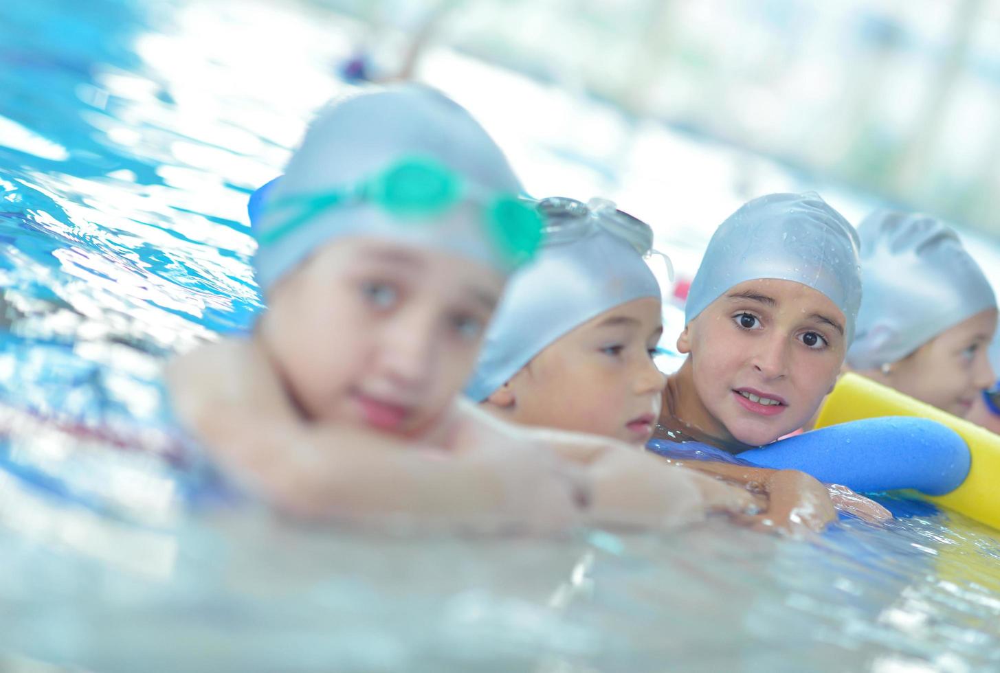 grupo infantil na piscina foto