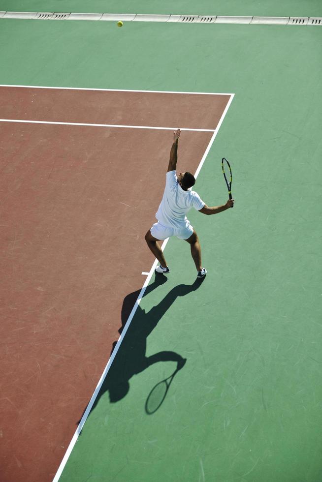 jovem jogar tênis foto