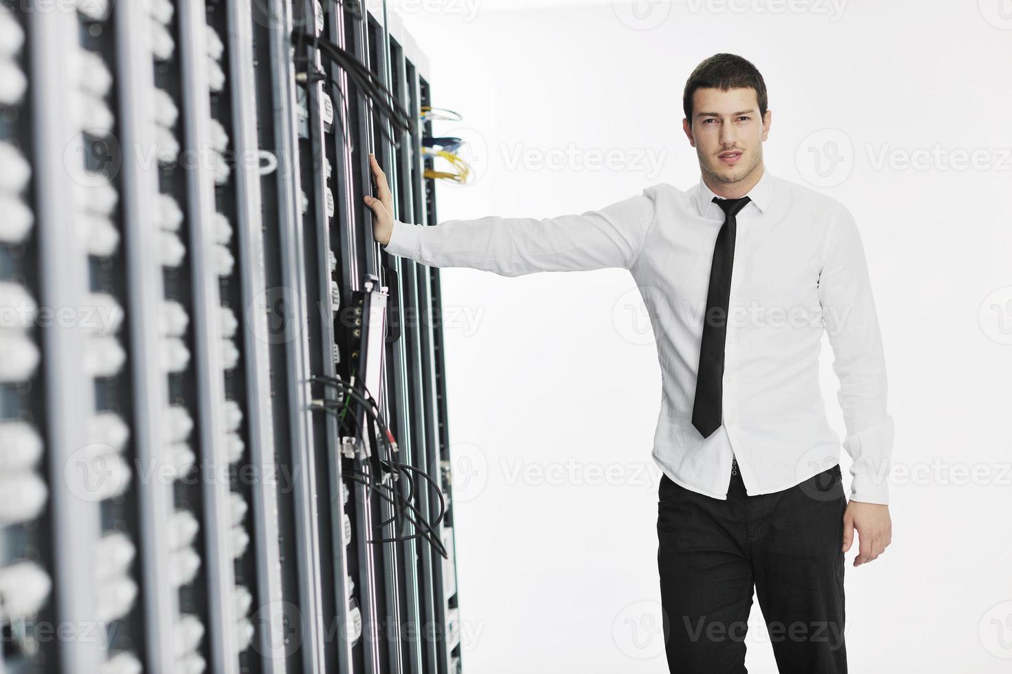 jovem engenheiro de TI na sala do servidor do datacenter foto