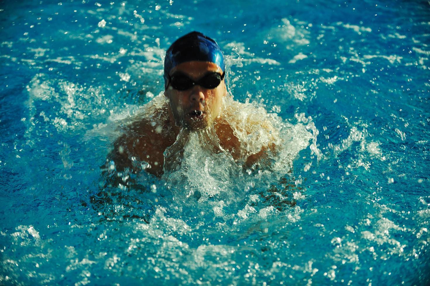 nadador na piscina foto