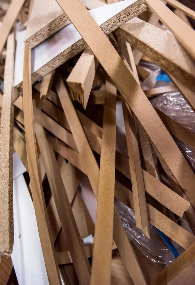 cortar pedaços de madeira restantes do artesanato de carpinteiro foto