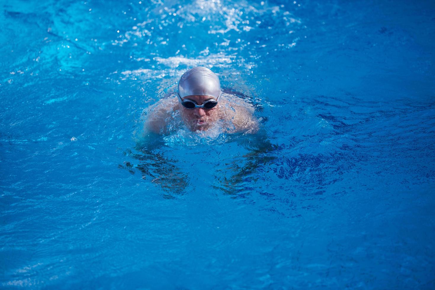 exercício de nadador na piscina coberta foto