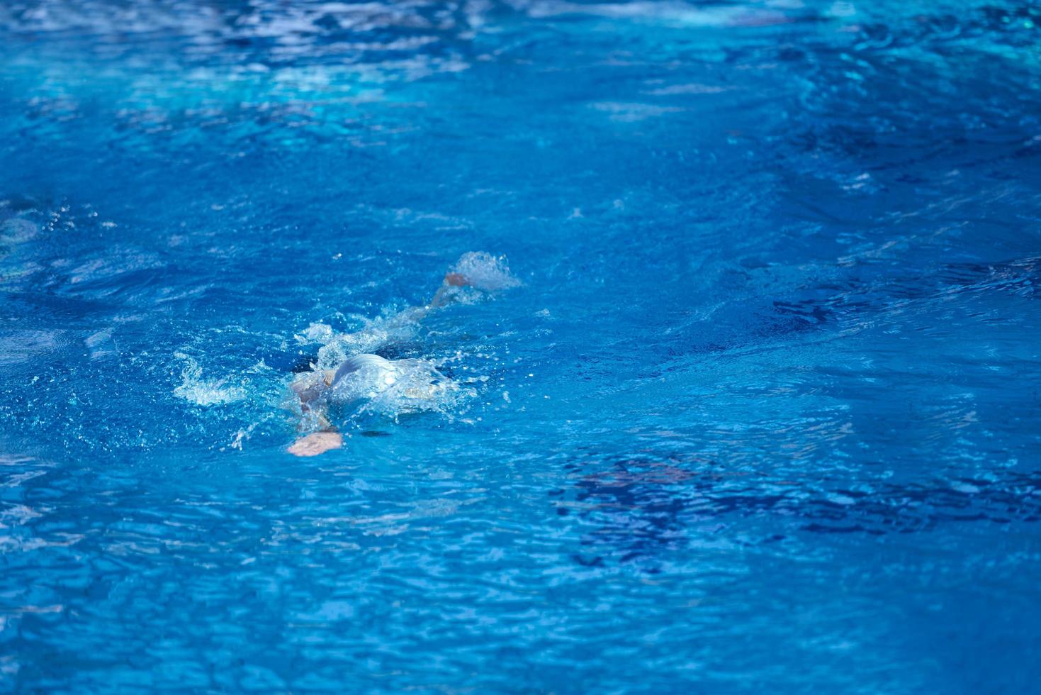 exercício de nadador na piscina coberta foto