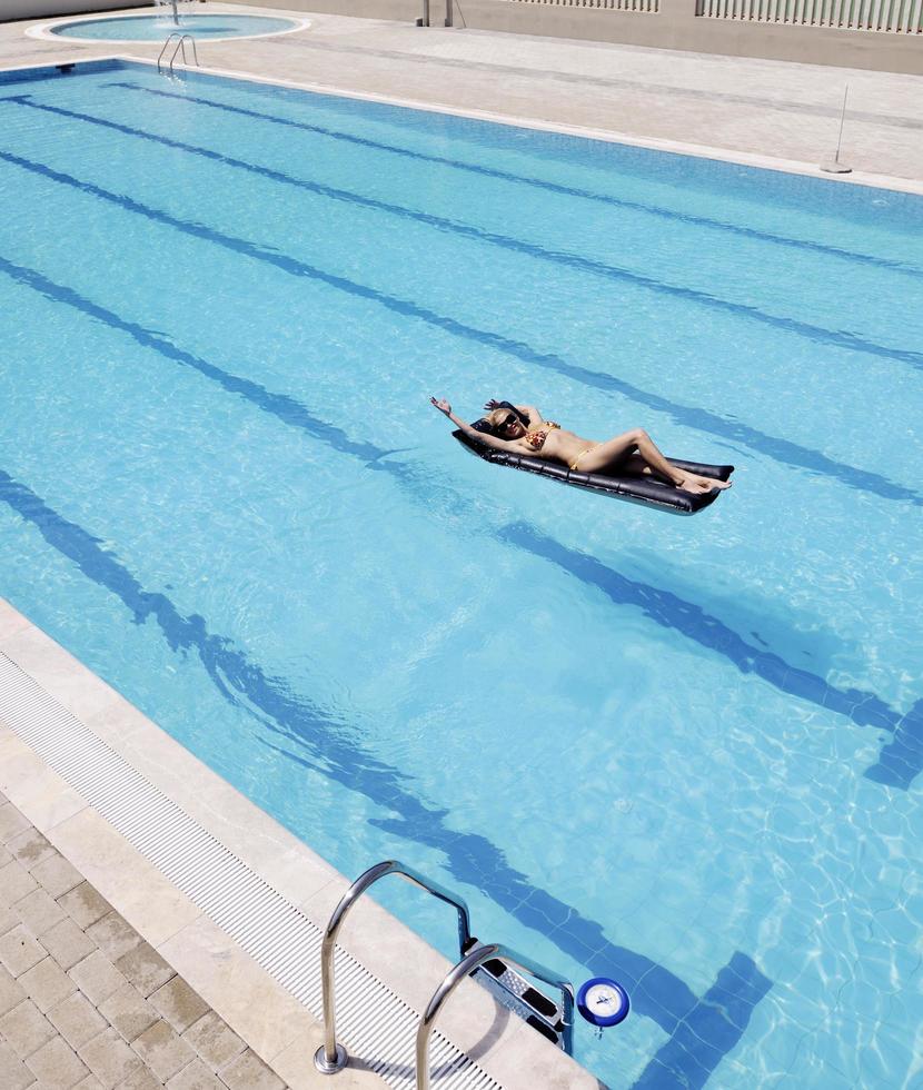 linda mulher relaxar na piscina foto