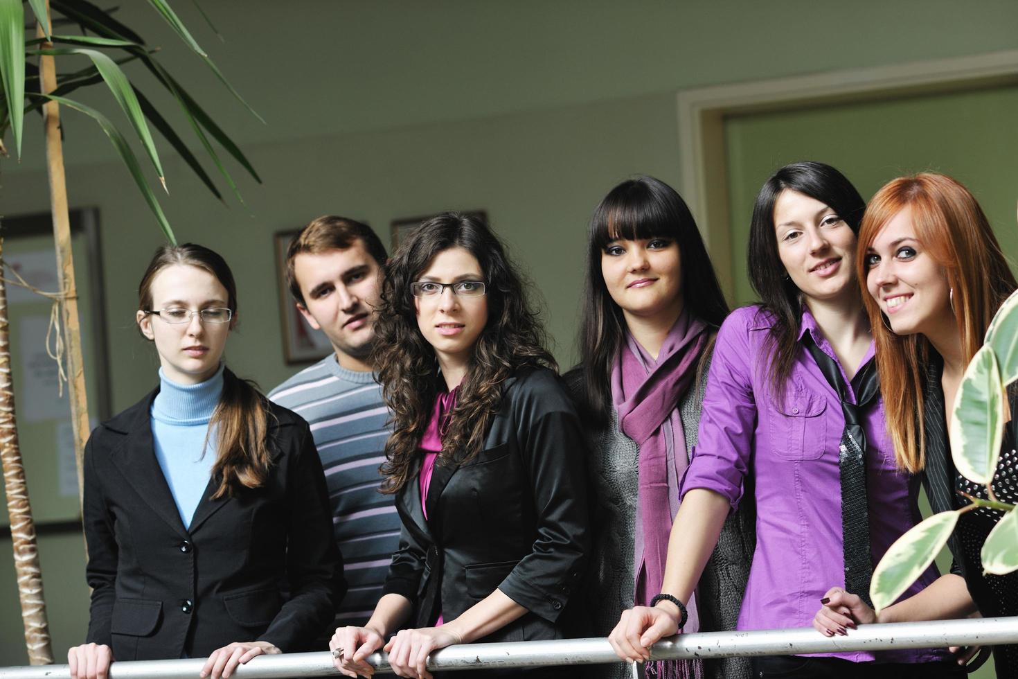 retrato de grupo de estudantes foto