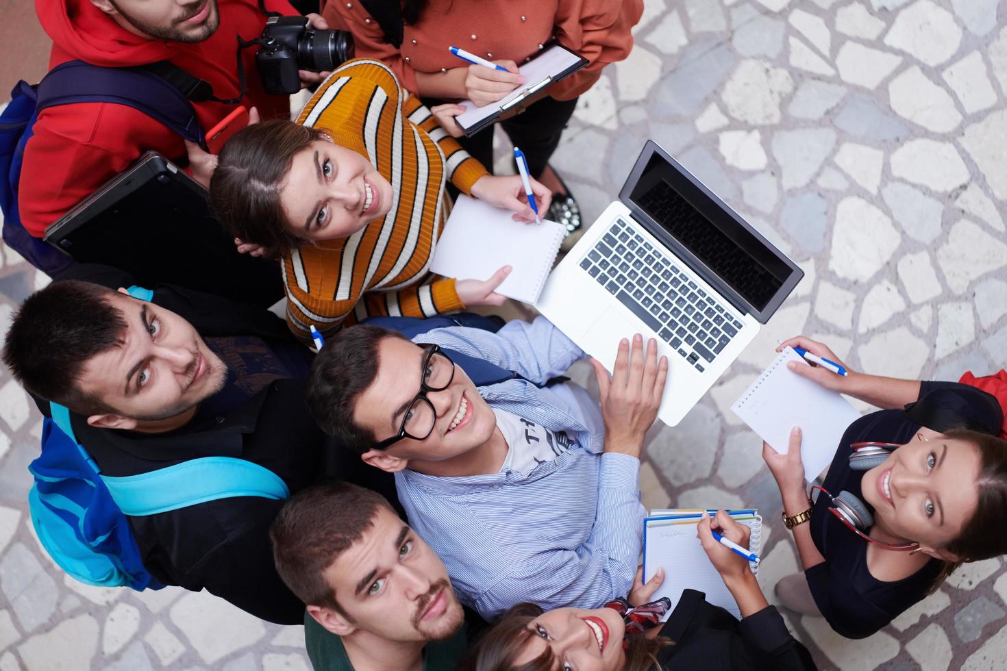 alunos usando tecnologia moderna para projeto escolar foto