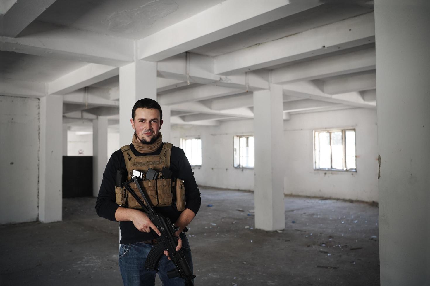 retrato de soldado de agente especial vestindo roupas casuais foto