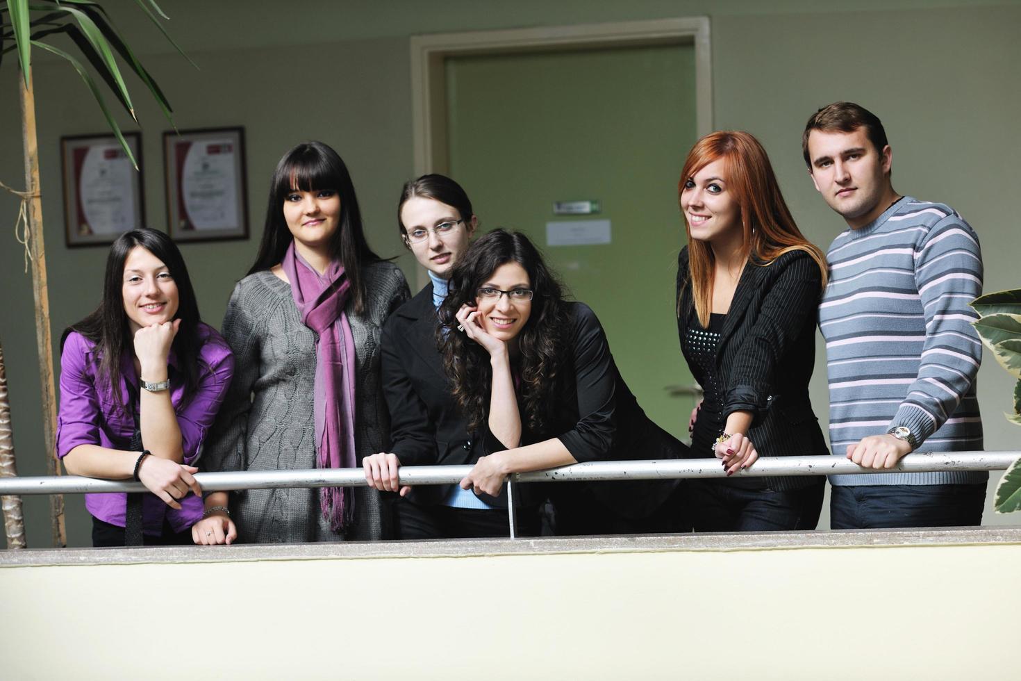 retrato de grupo de estudantes foto