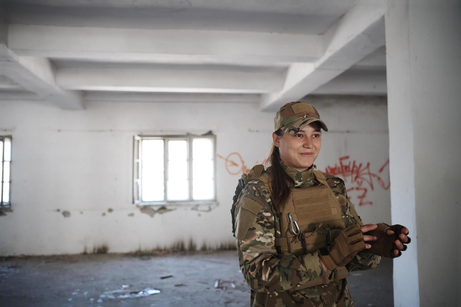 soldado feminino militar tendo uma pausa foto