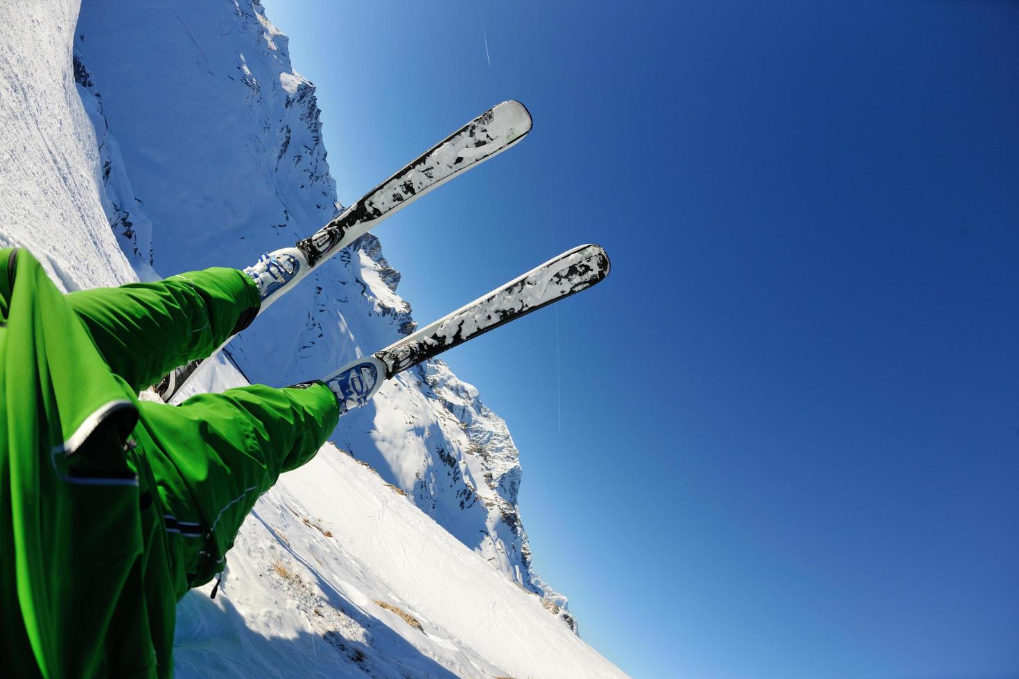 esqui na neve fresca na temporada de inverno em lindo dia ensolarado foto