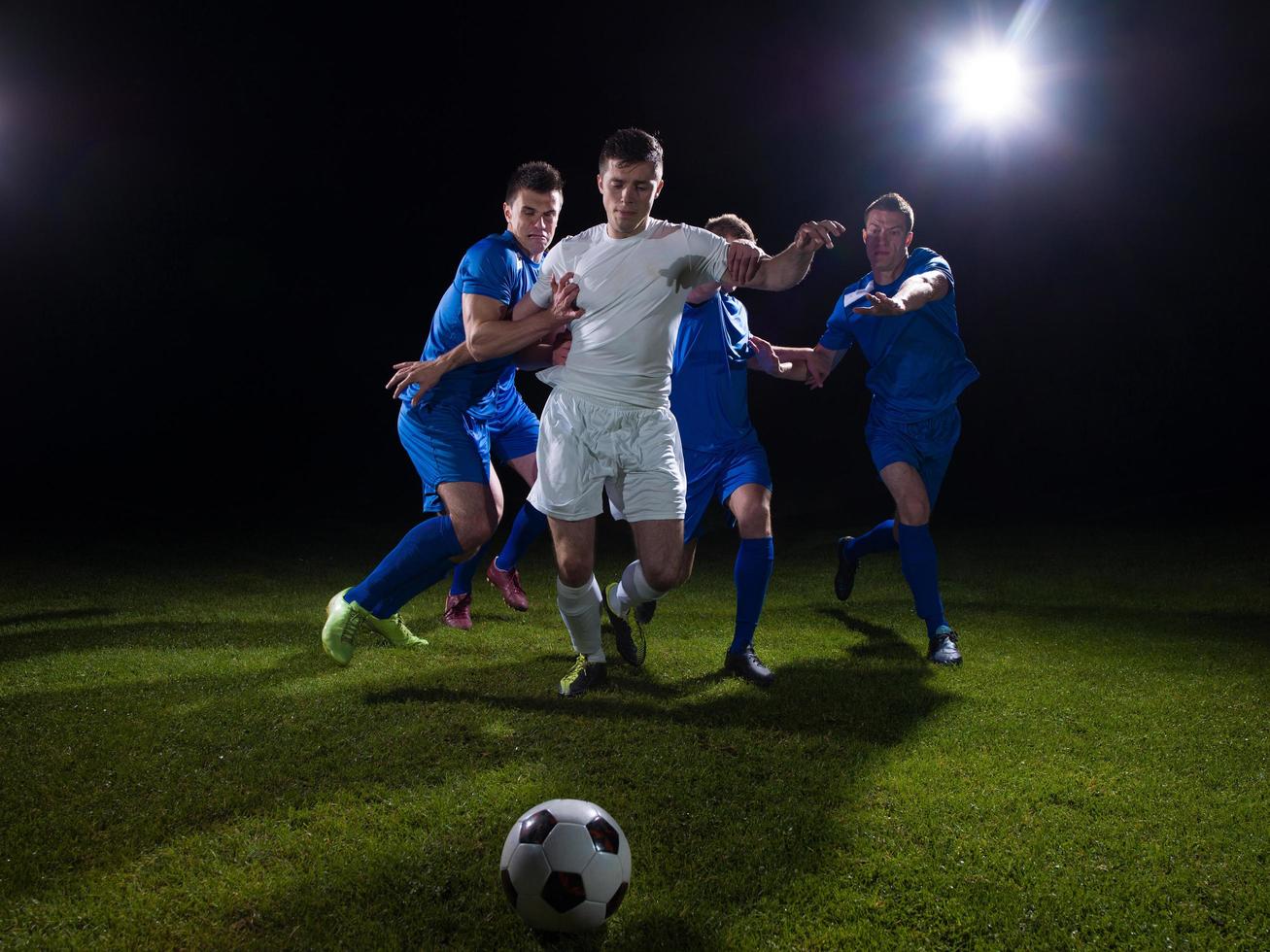 duelo de jogadores de futebol foto