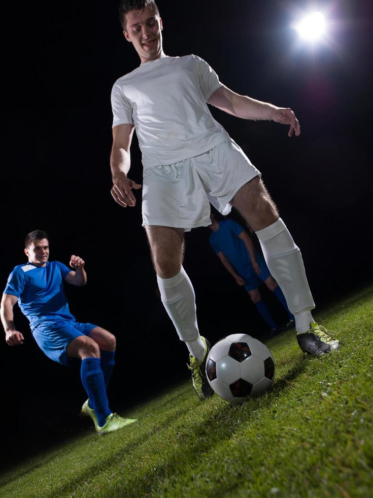 duelo de jogadores de futebol foto