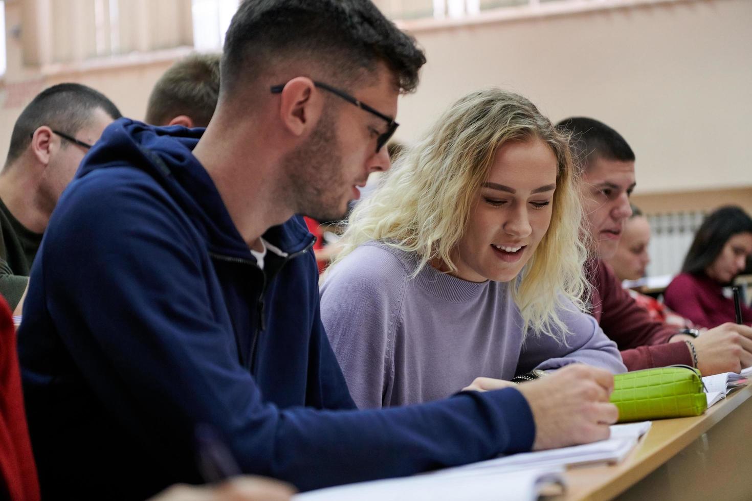 estudantes agrupam-se no anfiteatro foto