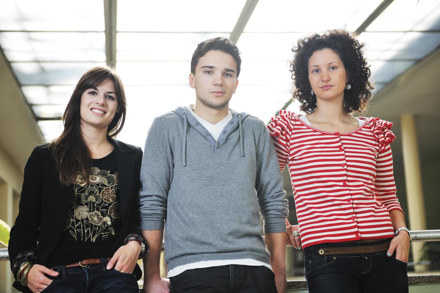 retrato de grupo de estudantes foto