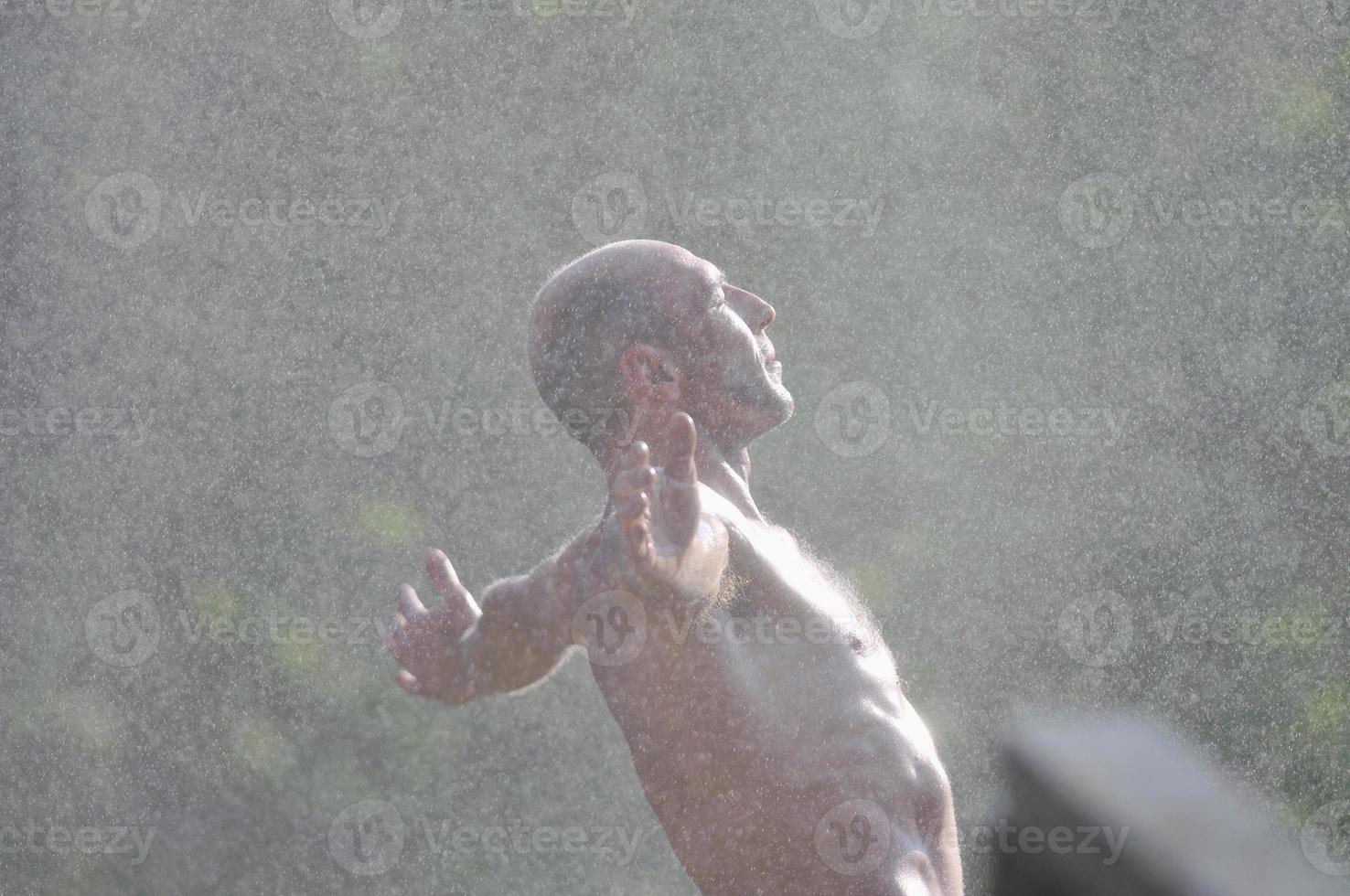 homem na cachoeira foto