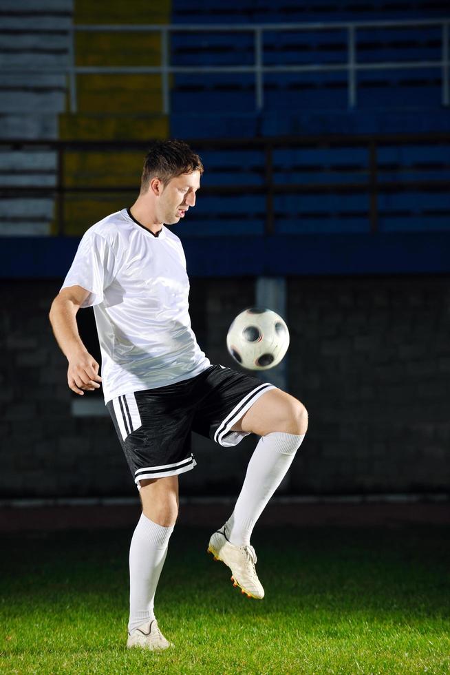 jogador de futebol em ação foto