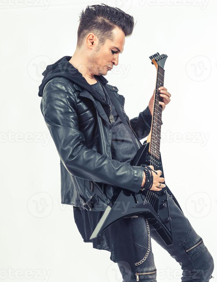 guitarrista apaixonado tocando guitarra elétrica em fundo branco. foto