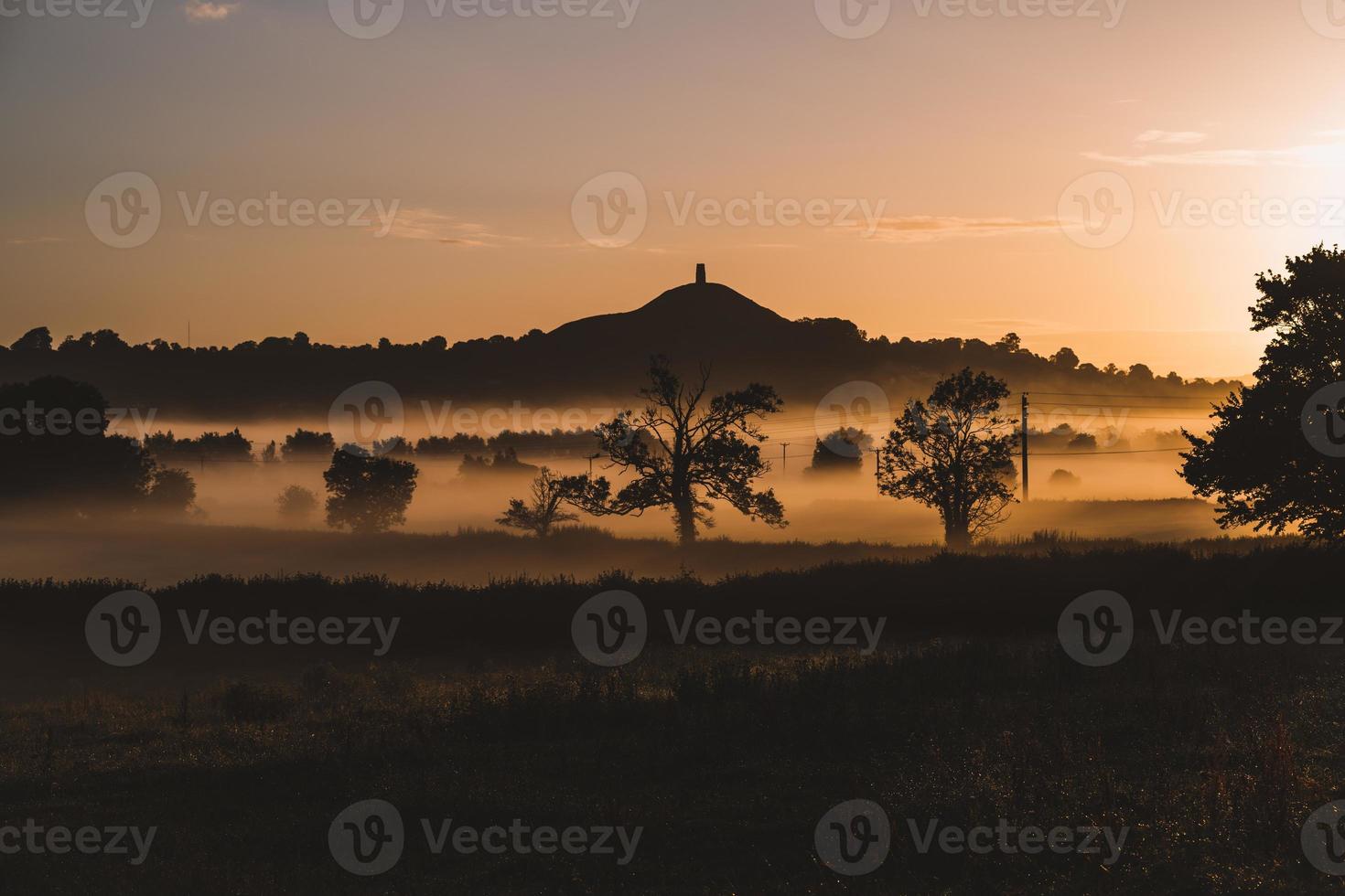 tor de glastonbury ao nascer do sol, reino unido foto