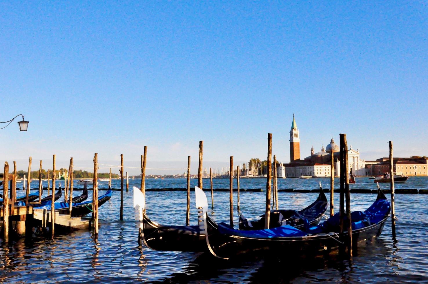 par de gôndolas venezianas esperando os turistas foto