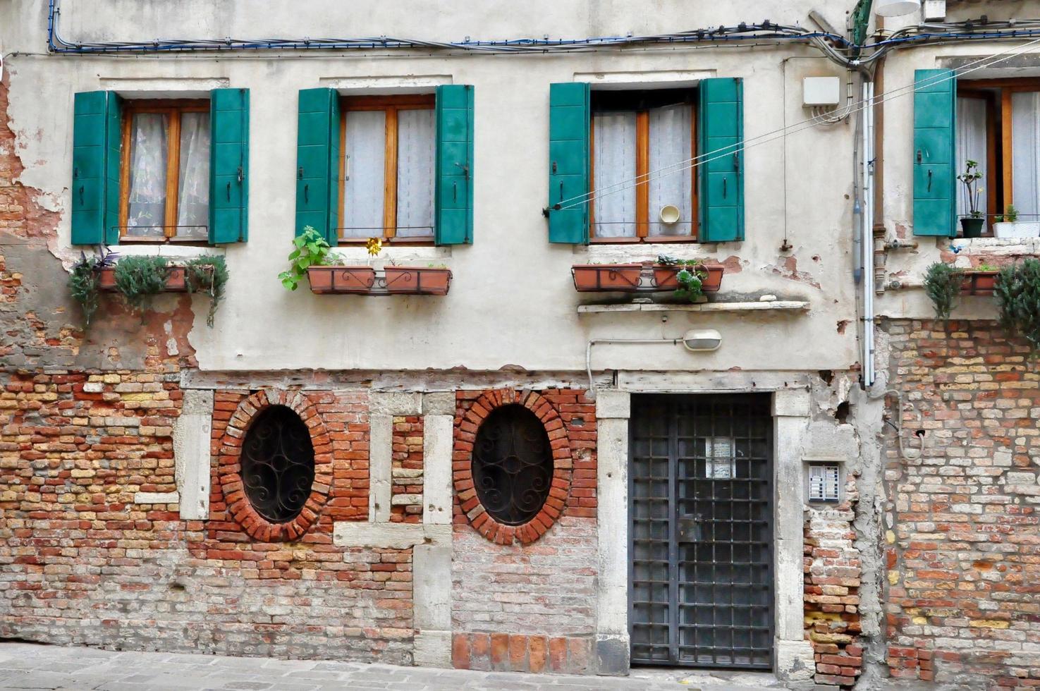 Veneza, Itália. praça clássica de veneza com edifícios típicos e janelas coloridas foto