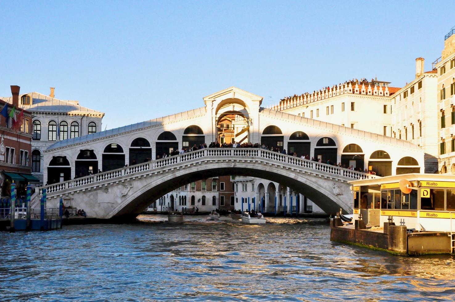 veneza - ponte de rialto e grande canal e vaporetto foto