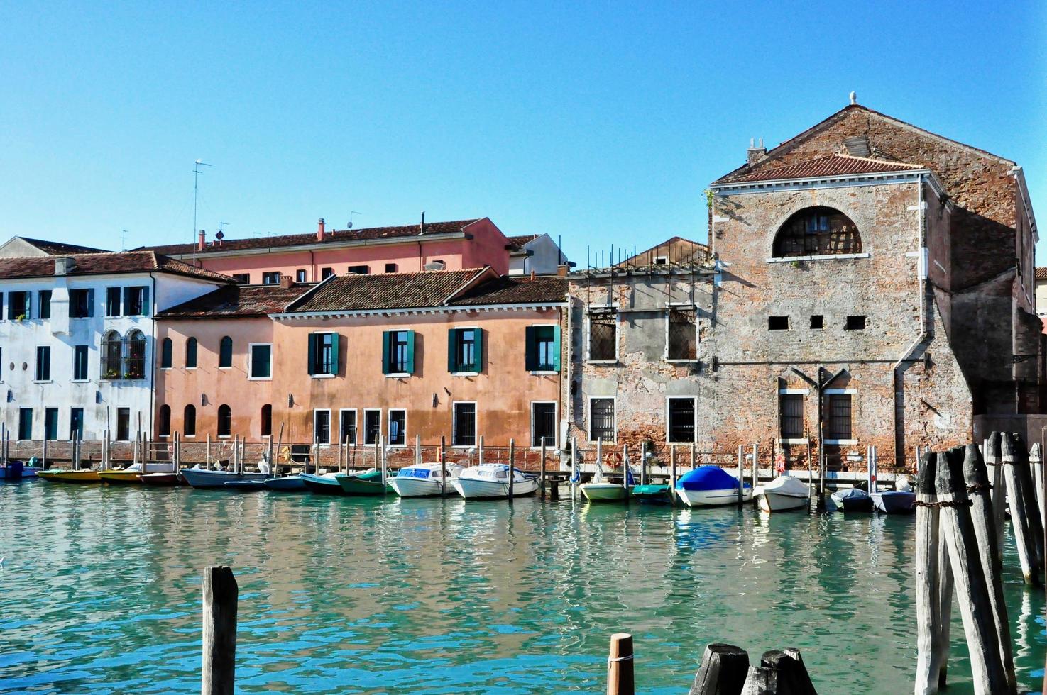 parte não turística de veneza com silêncio vazio edifícios coloridos, janelas, ruas e barcos foto