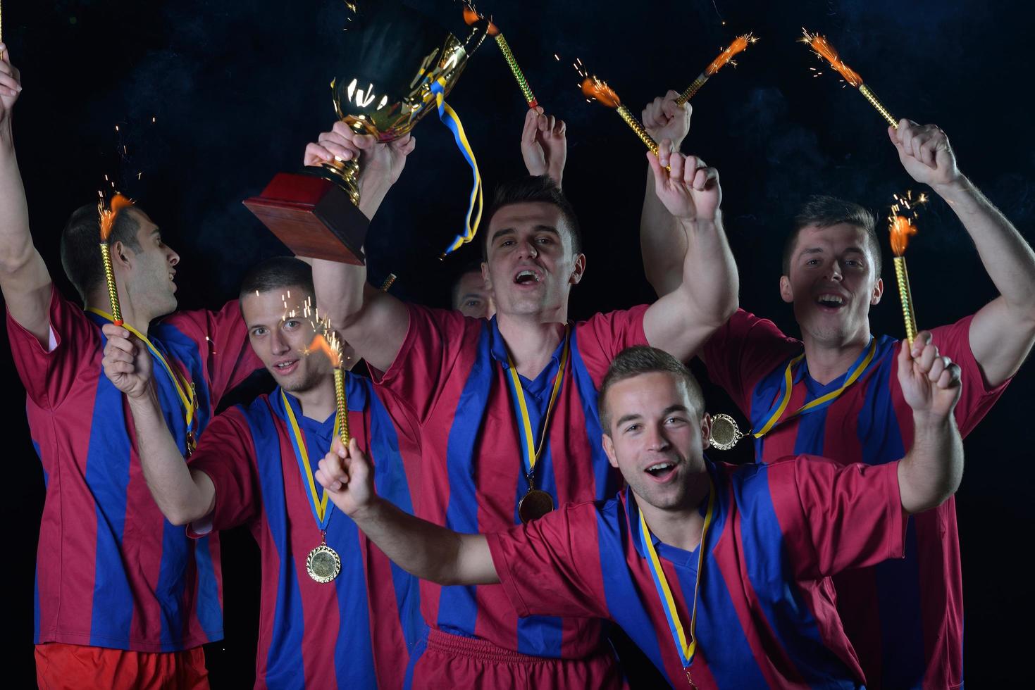 jogadores de futebol comemorando a vitória foto