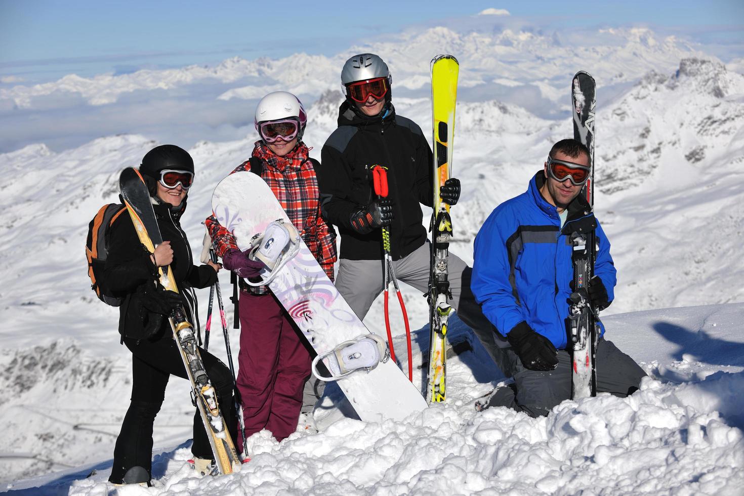 grupo de pessoas na neve na temporada de inverno foto