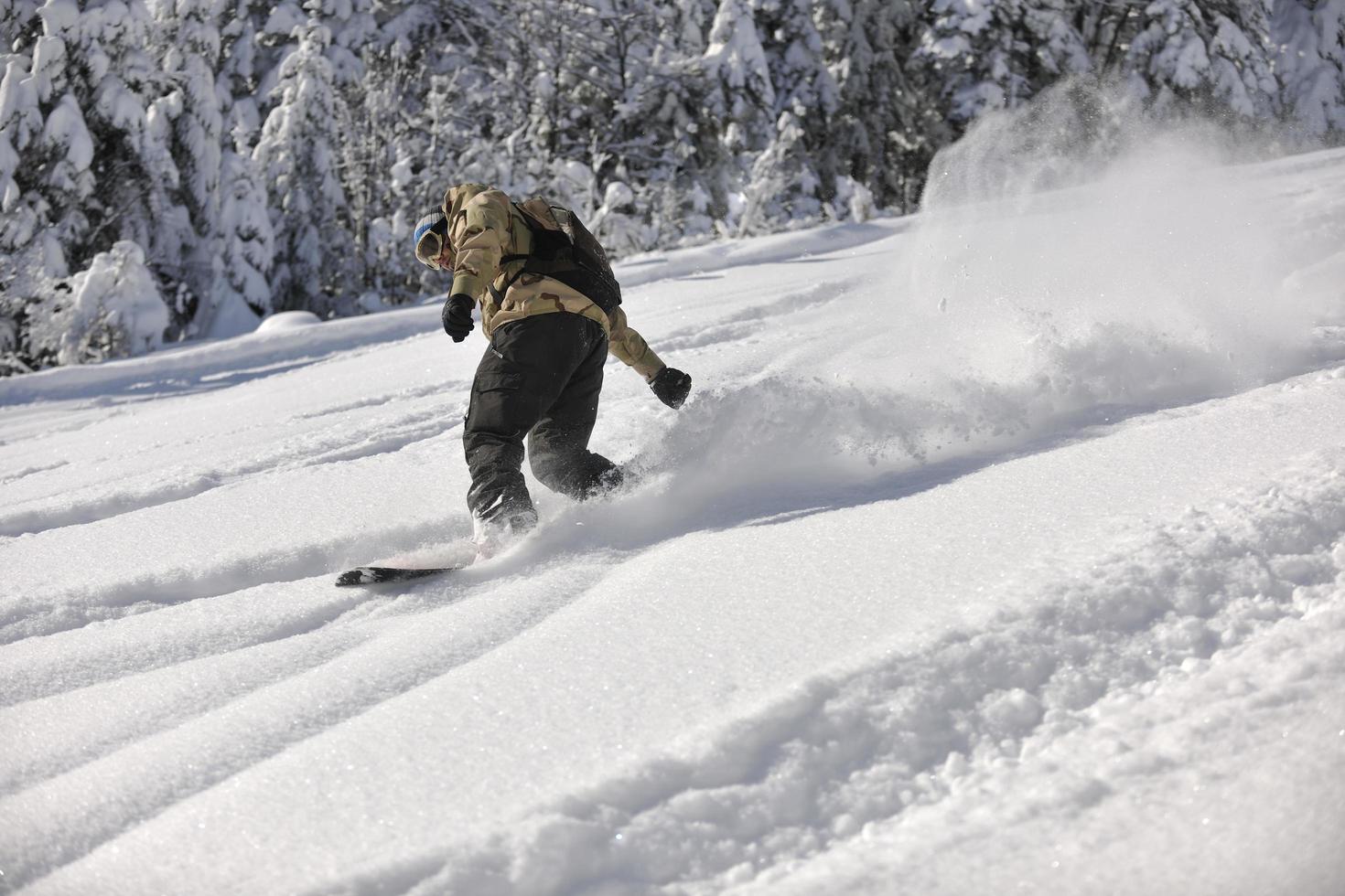 salto e passeio de snowboarder freestyle foto