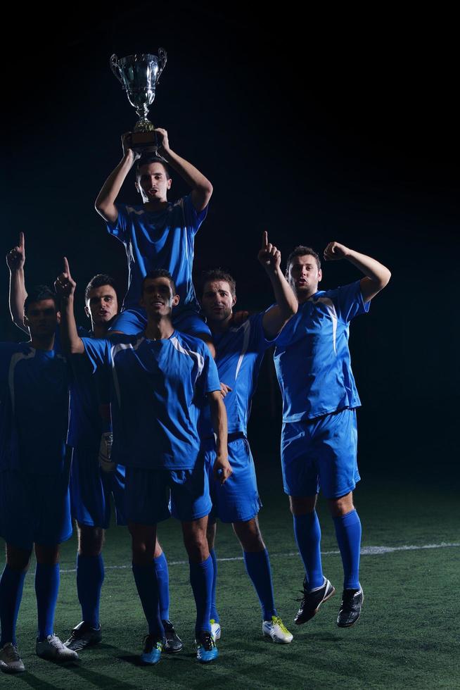 jogadores de futebol comemorando a vitória foto