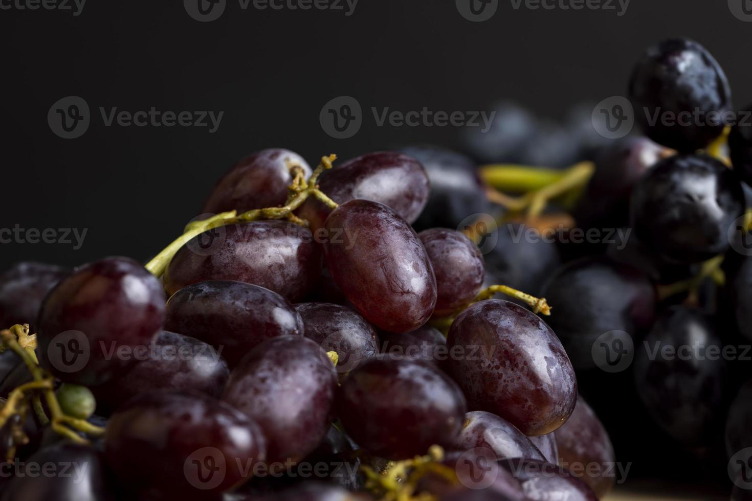 uvas frescas maduras em uma placa foto
