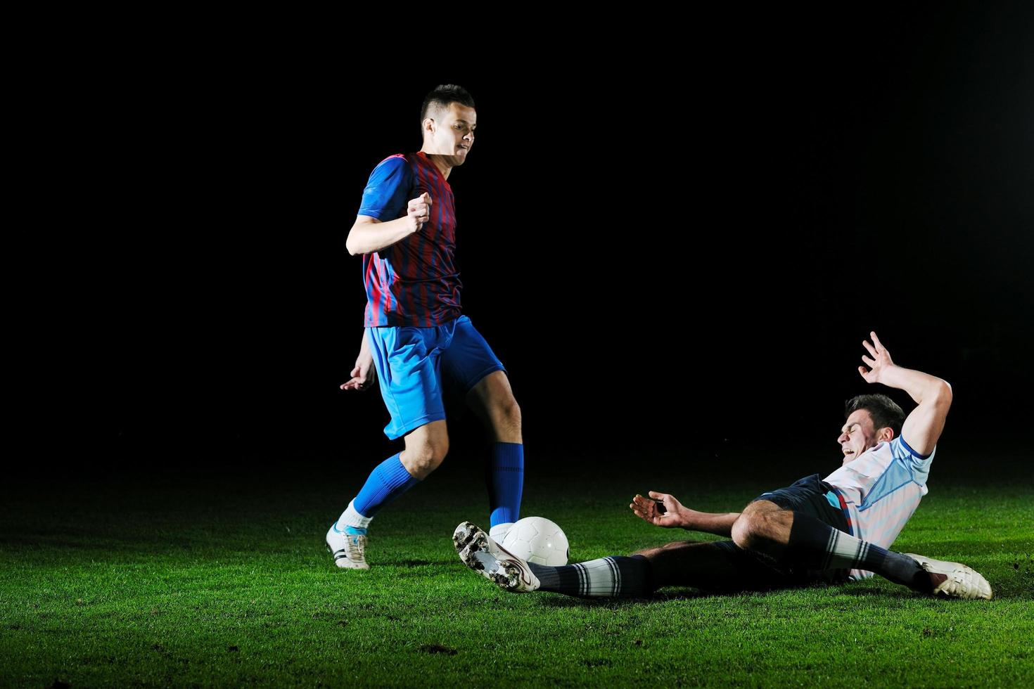 jogadores de futebol na competição pela bola foto