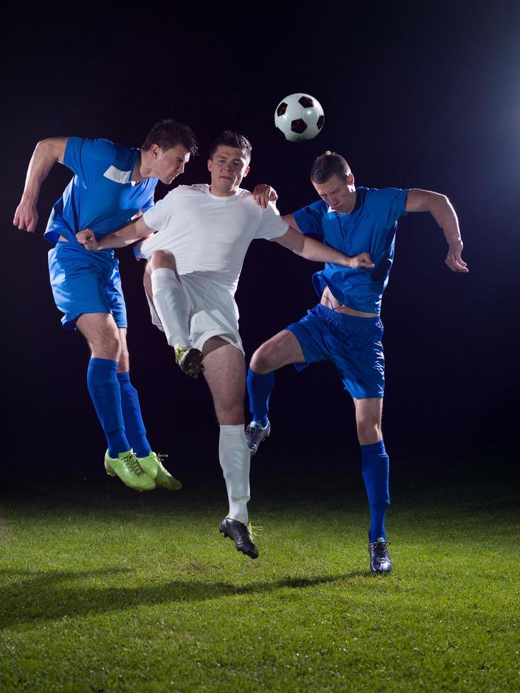 duelo de jogadores de futebol foto