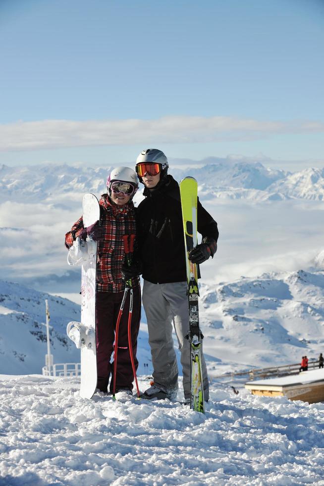 grupo de pessoas na neve na temporada de inverno foto