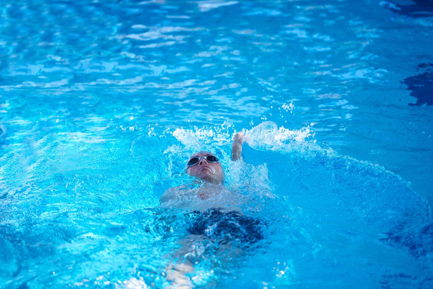 exercício de nadador na piscina coberta foto