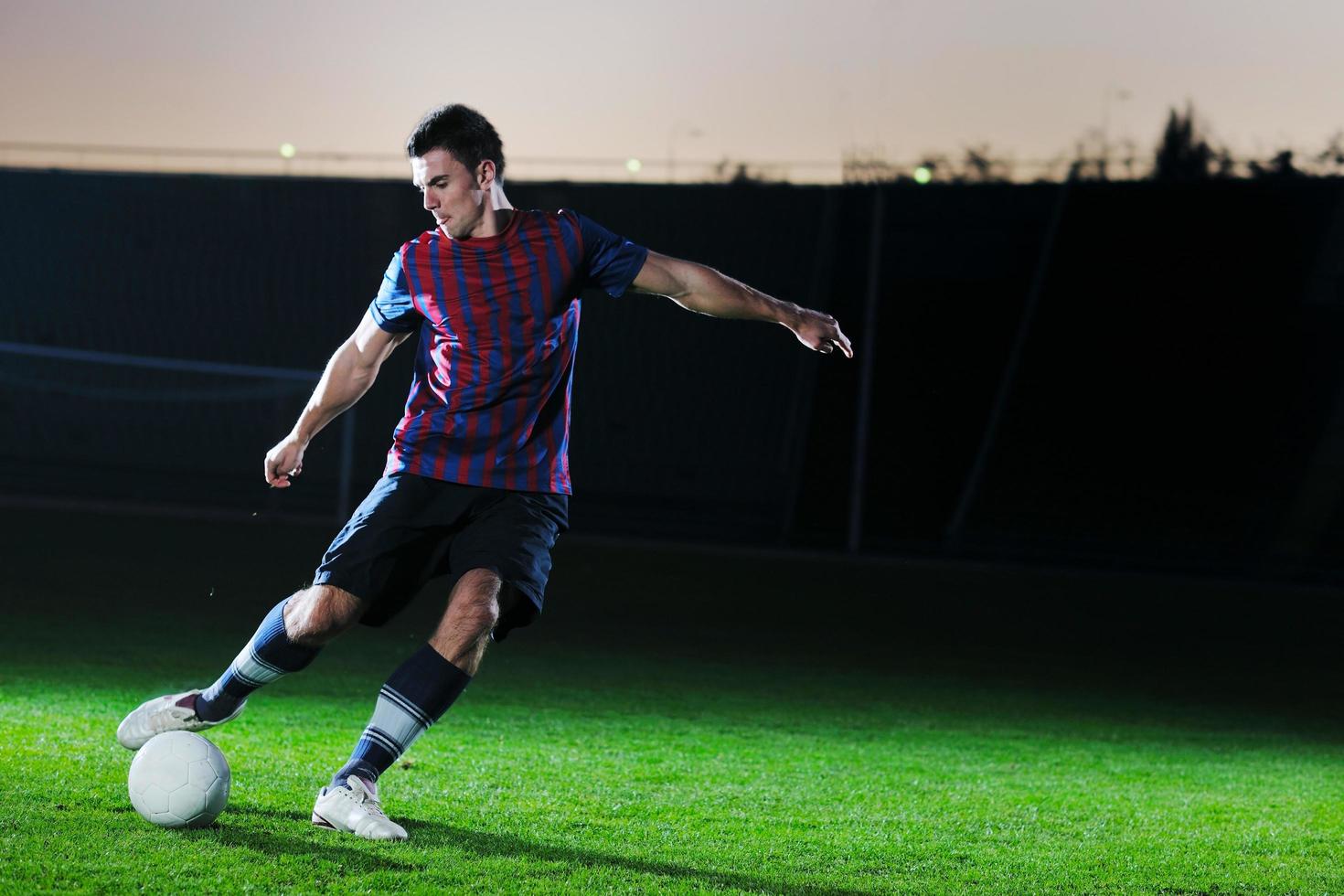 jogador de futebol em ação foto