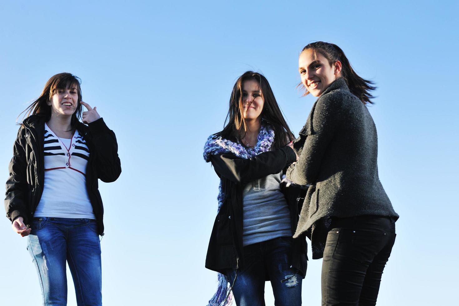 grupo de adolescentes se diverte ao ar livre foto