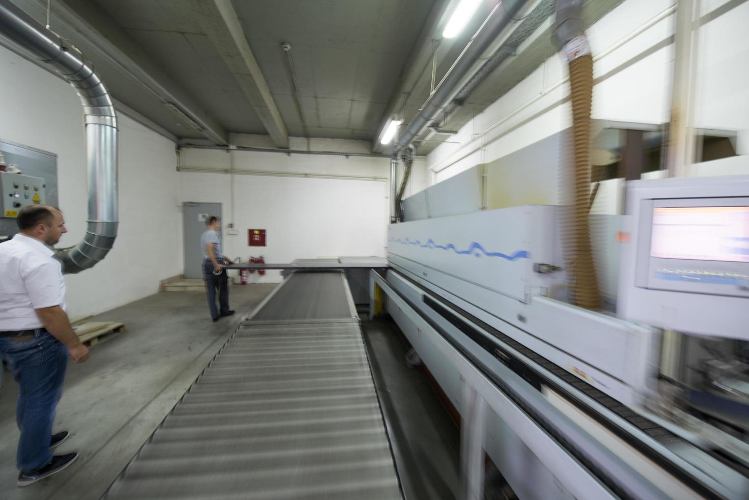 trabalhadores em uma fábrica de móveis de madeira foto