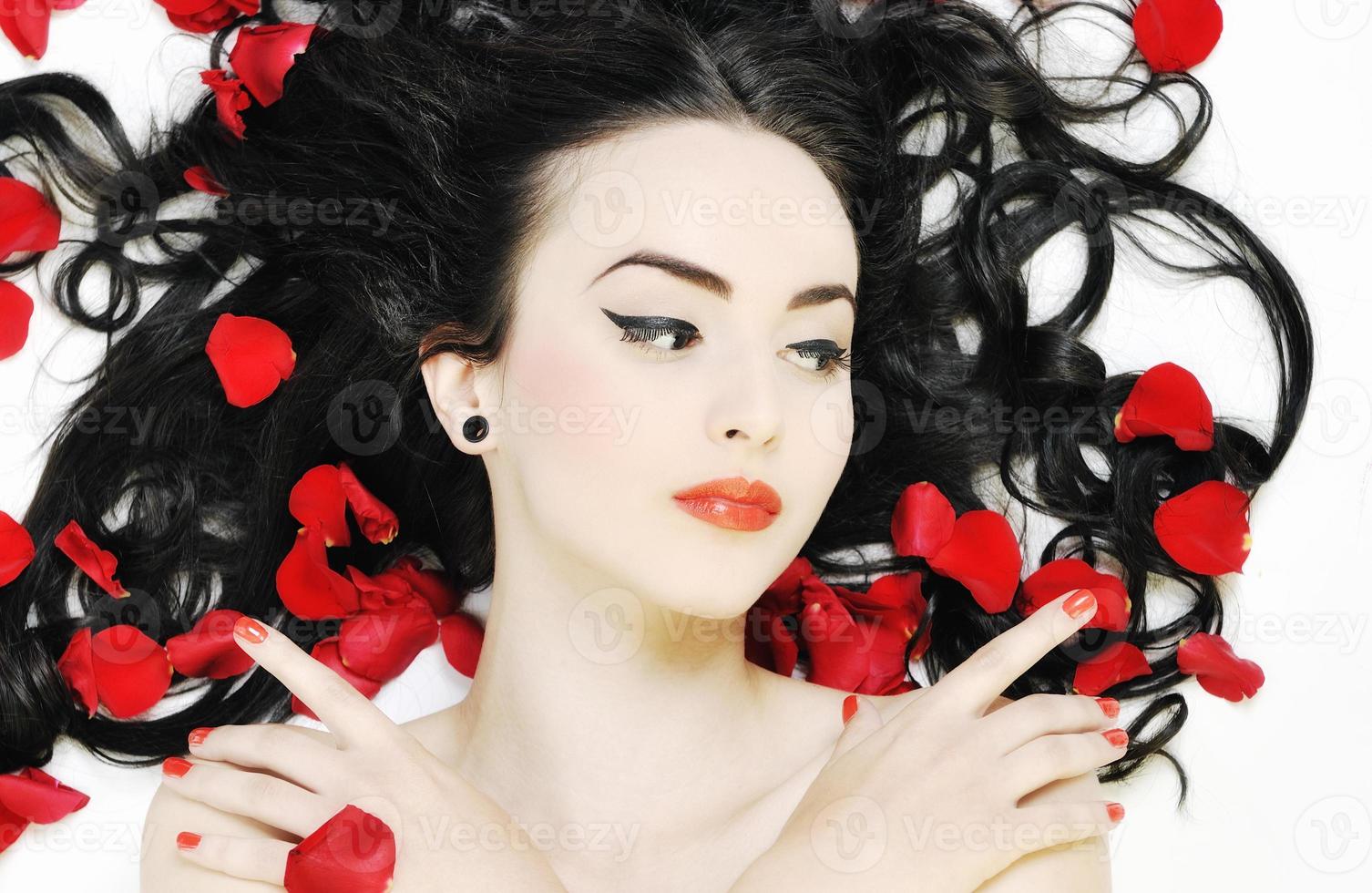 bela jovem nua com rosas isoladas em branco foto