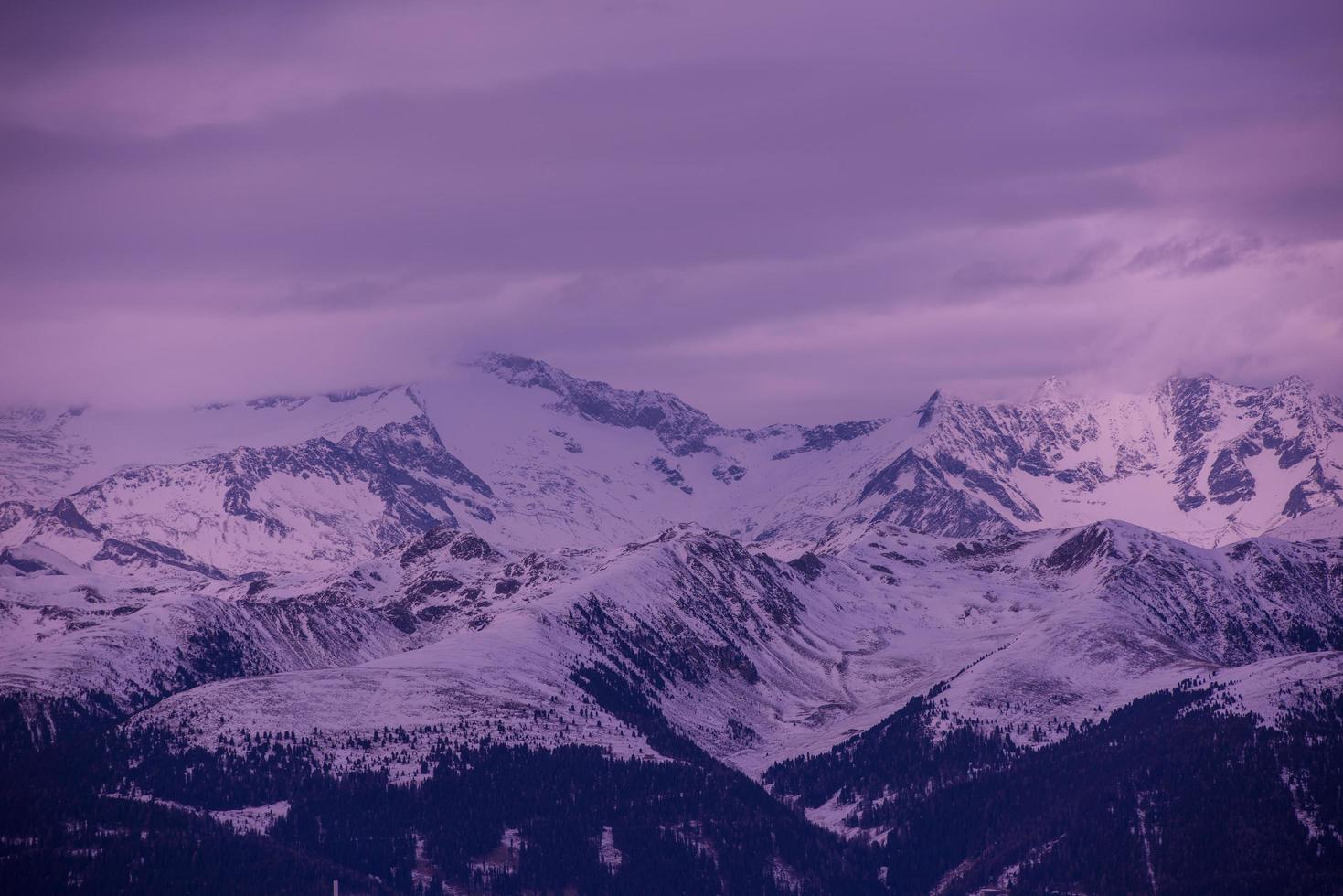 vista para as montanhas de inverno foto